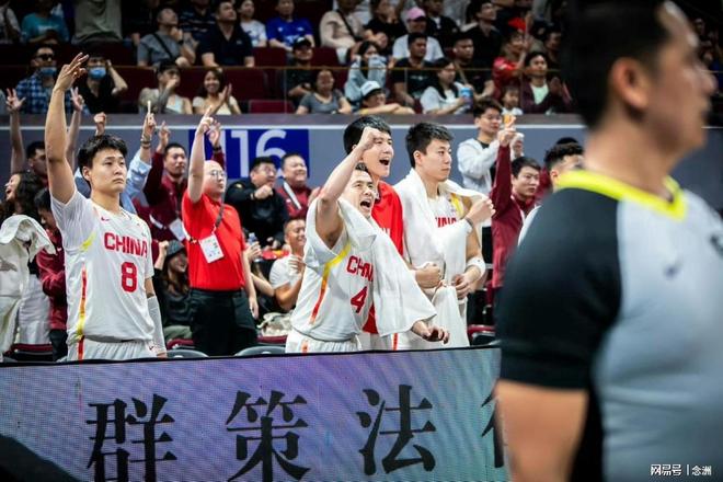 不裝瞭？FIBA官方半場急著給中國臺北開香檳 賽後疑陰陽中國男籃