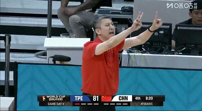 誰註意到，賽後一官員在中國隊更衣室哭得像小孩，郭導抱著他安撫