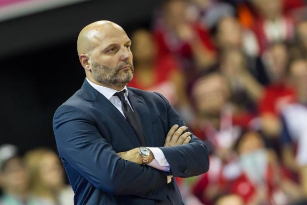 中国男篮现任主教练是谁?