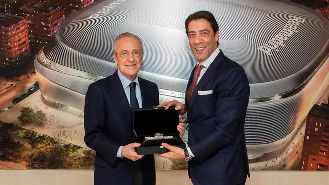 欧冠开赛前，老佛爷与本菲卡主席鲁伊-科斯塔交换礼物