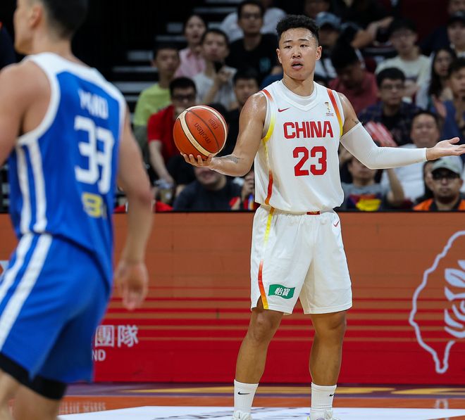 中國男籃晉級形勢：逆轉11分取連勝穩住前三 7月再勝一場鎖出線