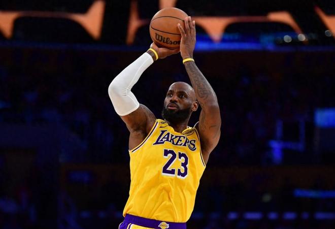 才打28場比賽，就改變NBA格局，難怪你41歲能拿5267萬頂薪